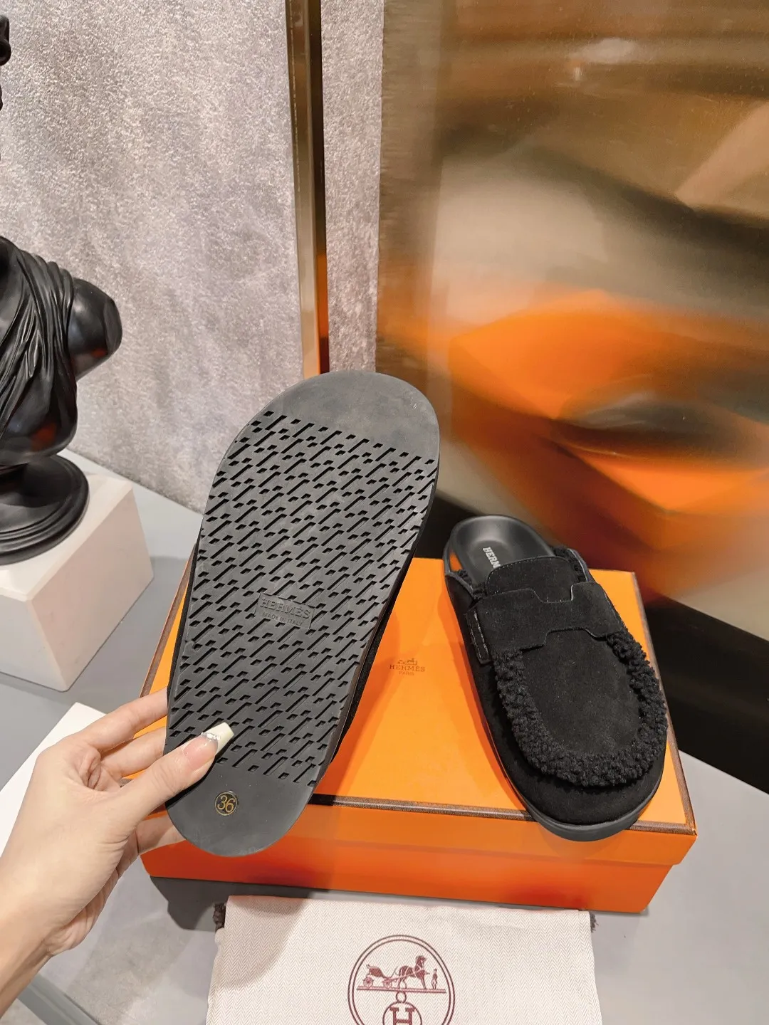 [H Family Hermès] P: 520💰 Size: Male 39-44 (45 customized) Female 35-40 (41 customized) HERMES Hermès top luxury version HERMES Hermès cute half-drag.  Jindian’s family language design! It looks good no matter how you match it! Casual and high-end feeling. The comfort is also great. Paired with various colorful socks, it gives a trendy and high-end feeling. The top version of real wool is high quality. ●Upper: imported cow suede. ●Inner: imported sheepskin. ●Foot pads: imported mixed sheepskin.